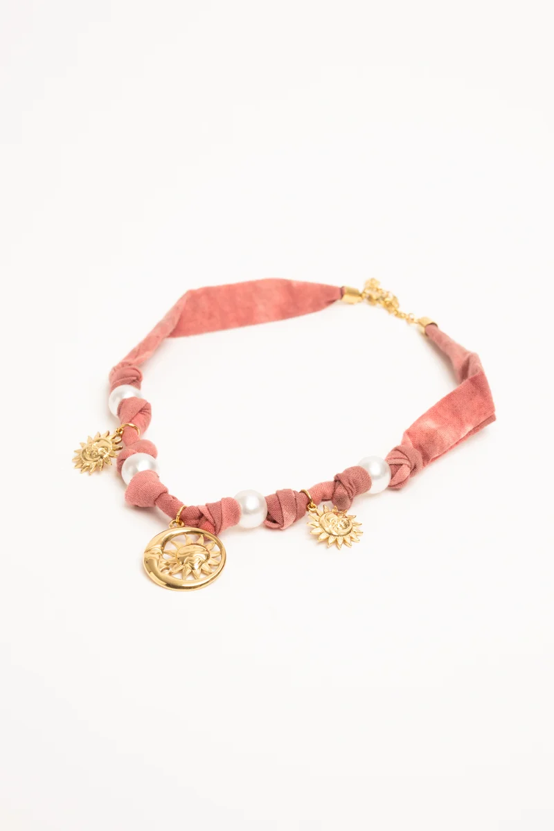 Collana in tessuto rosa con pendenti e perle