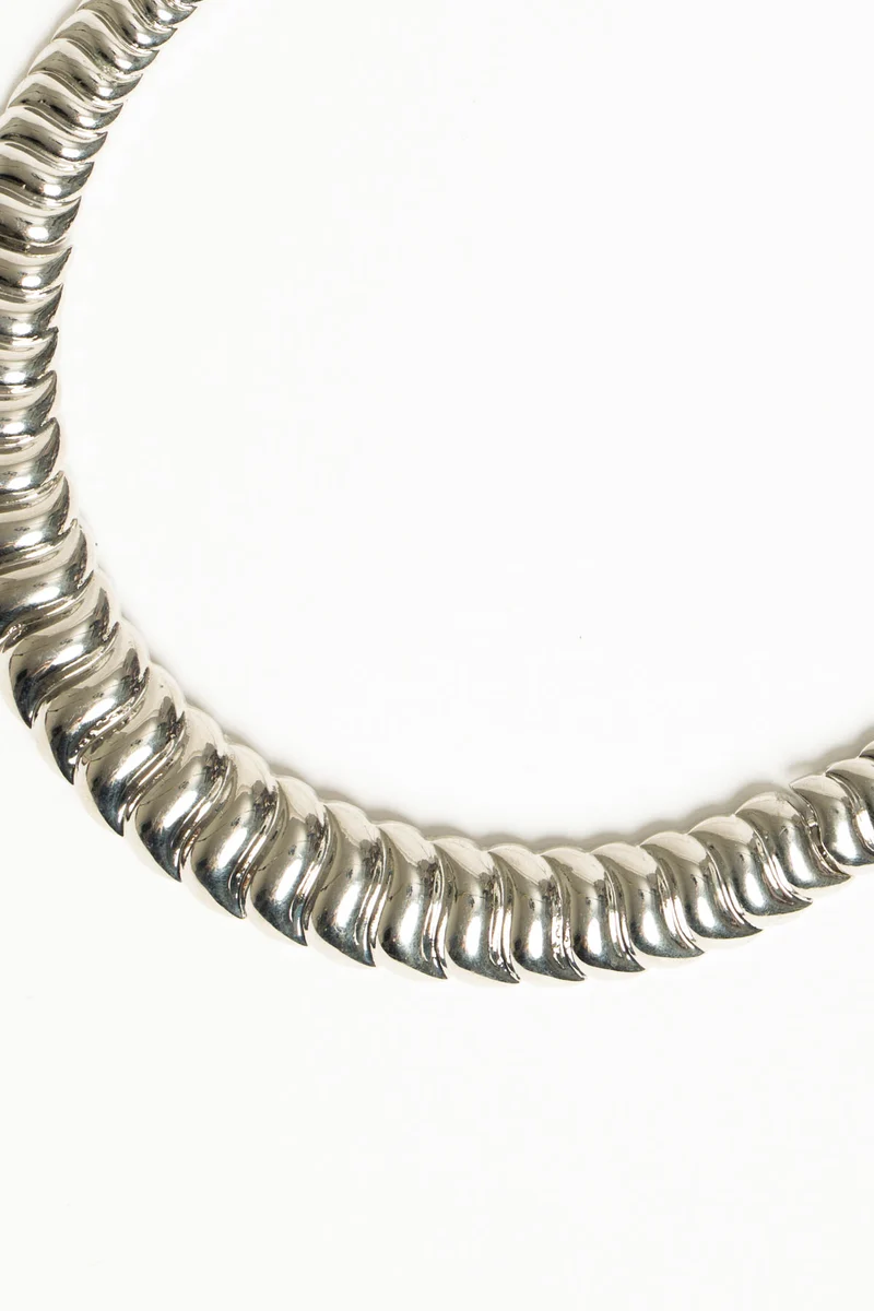 Collana rigida in metallo argentato