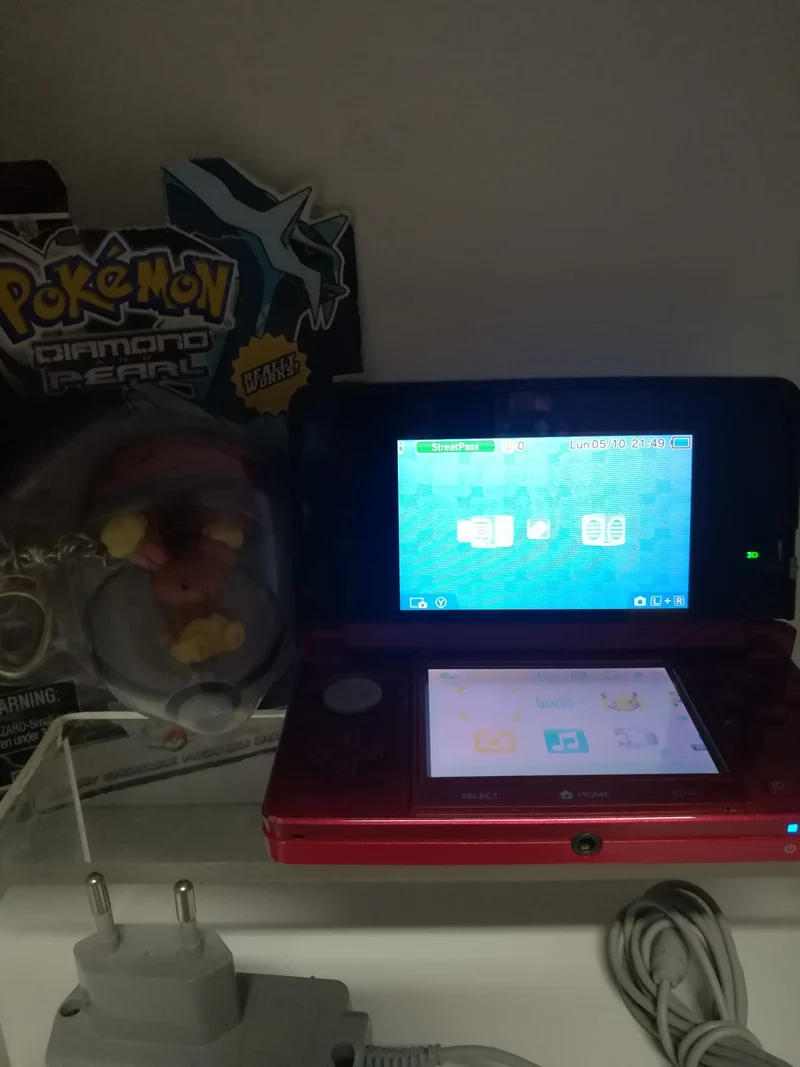 CONSOLE NINTENDO 3DS (usato garantito)(senza scatola)(portachiavi in regalo)+(memory 2 GB)