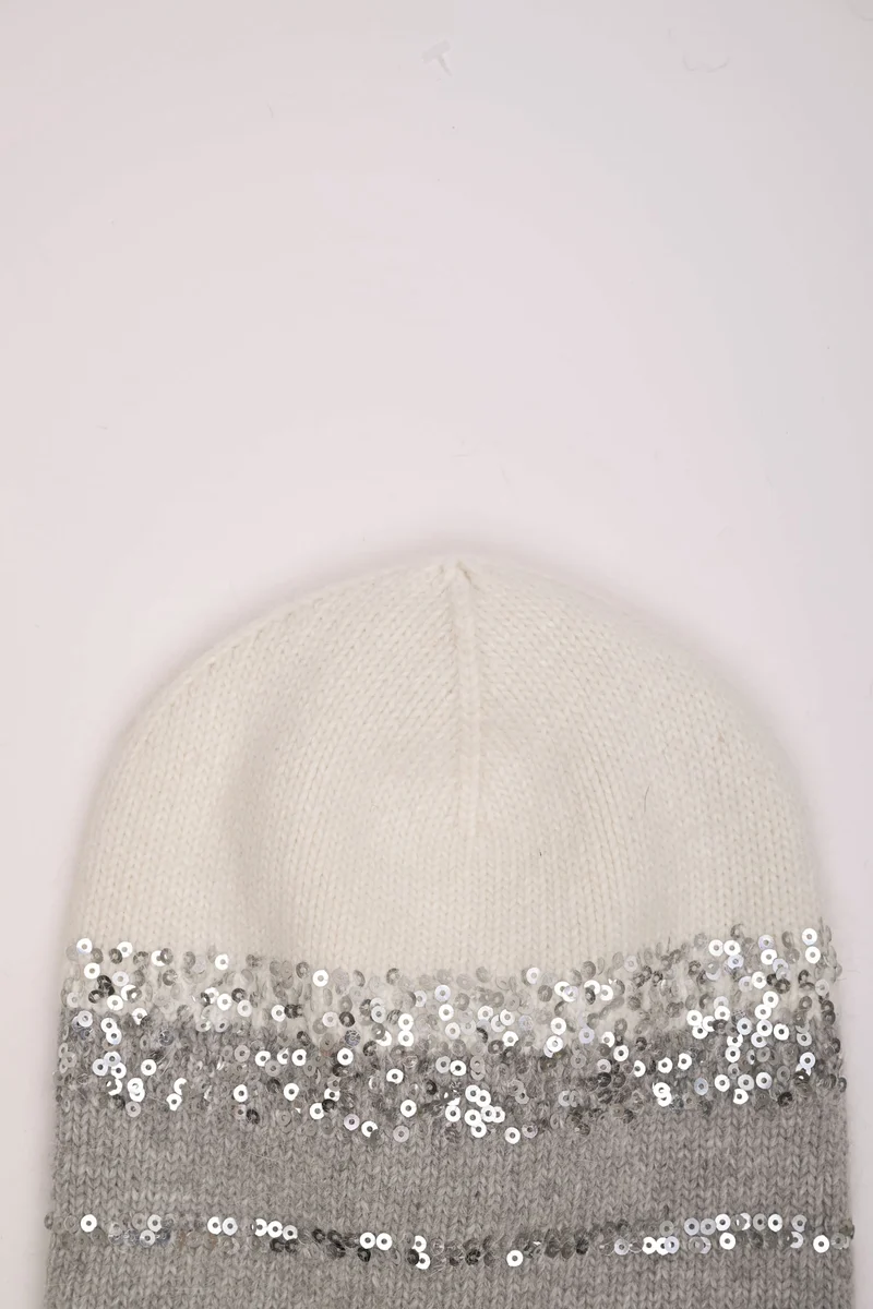 Cappello bianco e grigio con paillettes