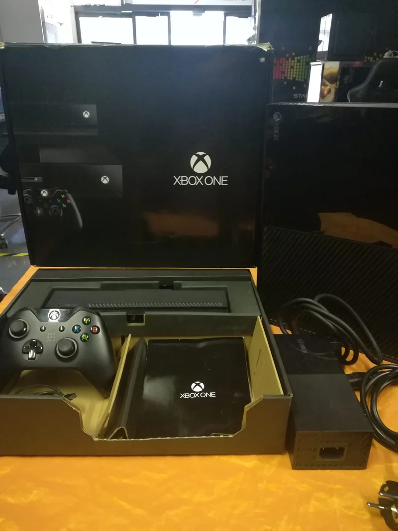 CONSOLE XBOX ONE-DAY ONE 2013- (versione italiana)(usato garantito)(completa di tutto)