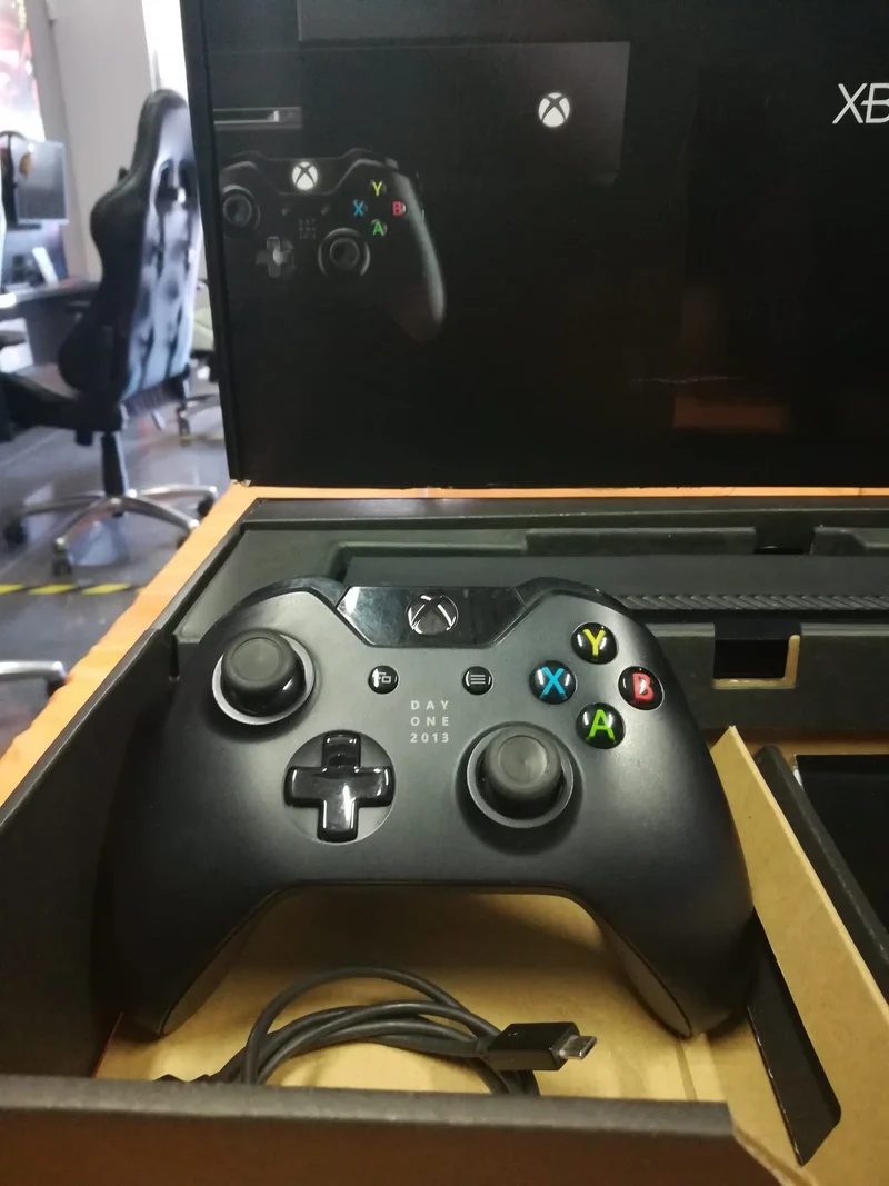 CONSOLE XBOX ONE-DAY ONE 2013- (versione italiana)(usato garantito)(completa di tutto)