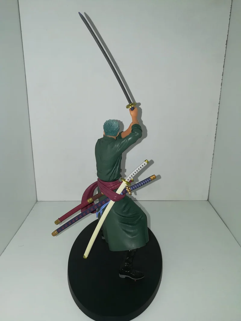ONE PIECE RORONOA ZORO FIGURE (esposizione fiera)NUOVA(e stata riparata a una gamba)(manca la scatola,rubata in fiera)(da 49,90 a 29,90)