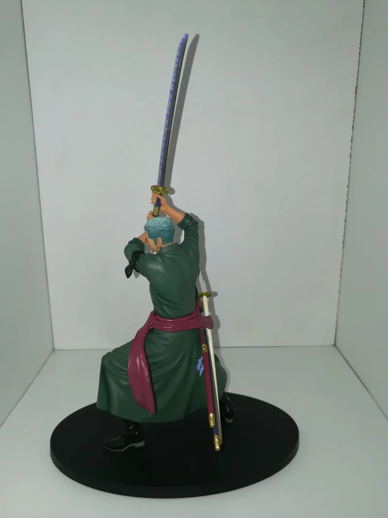 ONE PIECE RORONOA ZORO FIGURE (esposizione fiera)NUOVA(e stata riparata a una gamba)(manca la scatola,rubata in fiera)(da 49,90 a 29,90)