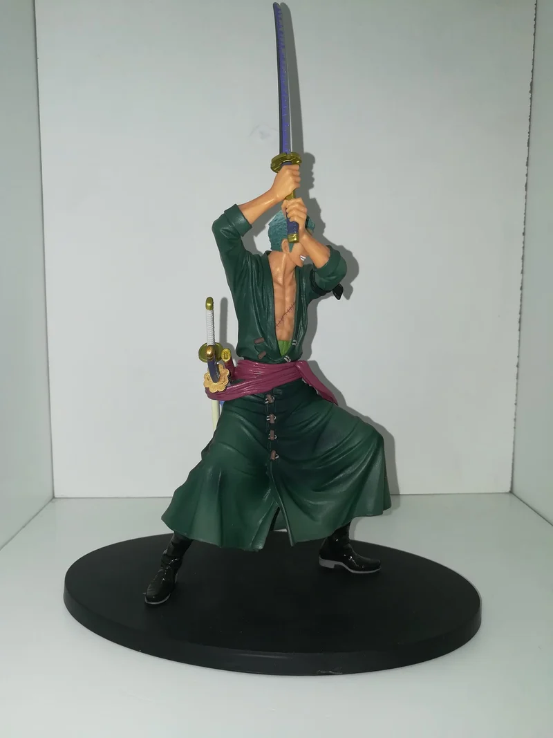 ONE PIECE RORONOA ZORO FIGURE (esposizione fiera)NUOVA(e stata riparata a una gamba)(manca la scatola,rubata in fiera)(da 49,90 a 29,90)