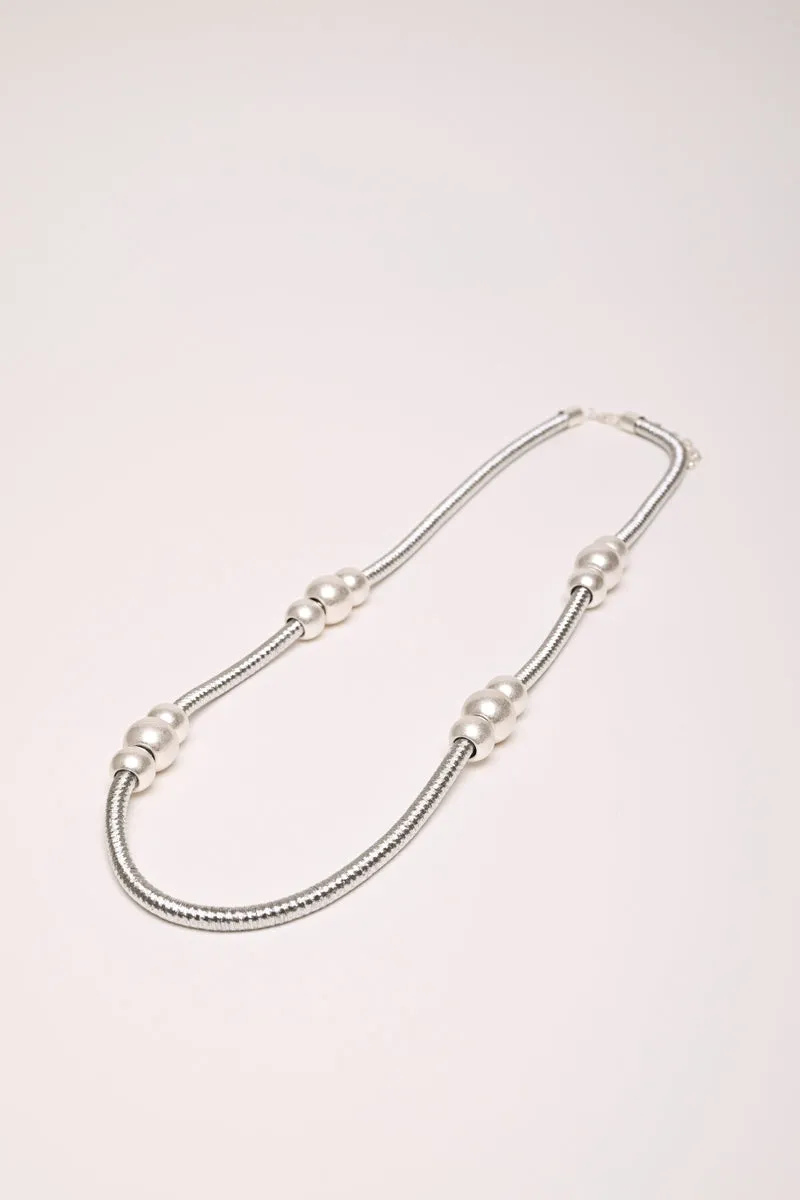 Collana lunga con perle