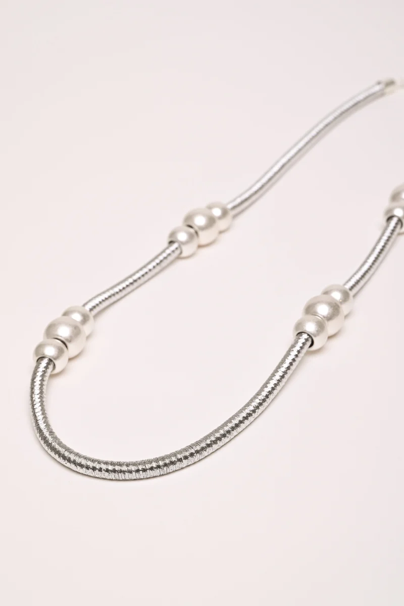 Collana lunga con perle