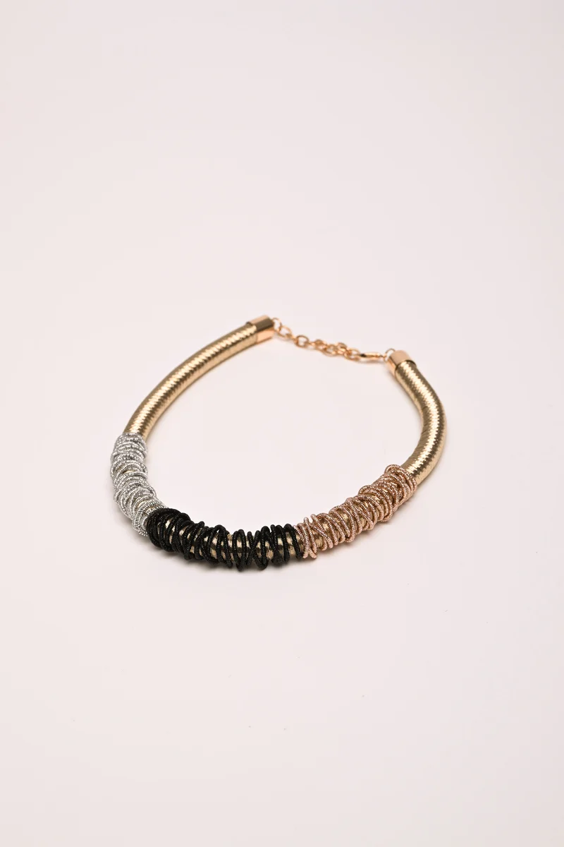 Collana tubolare con fili decorativi