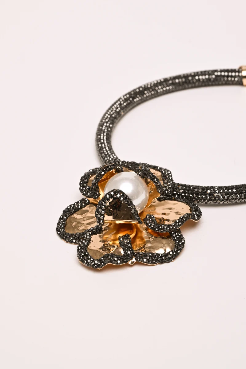 Collana con fiore macro e strass