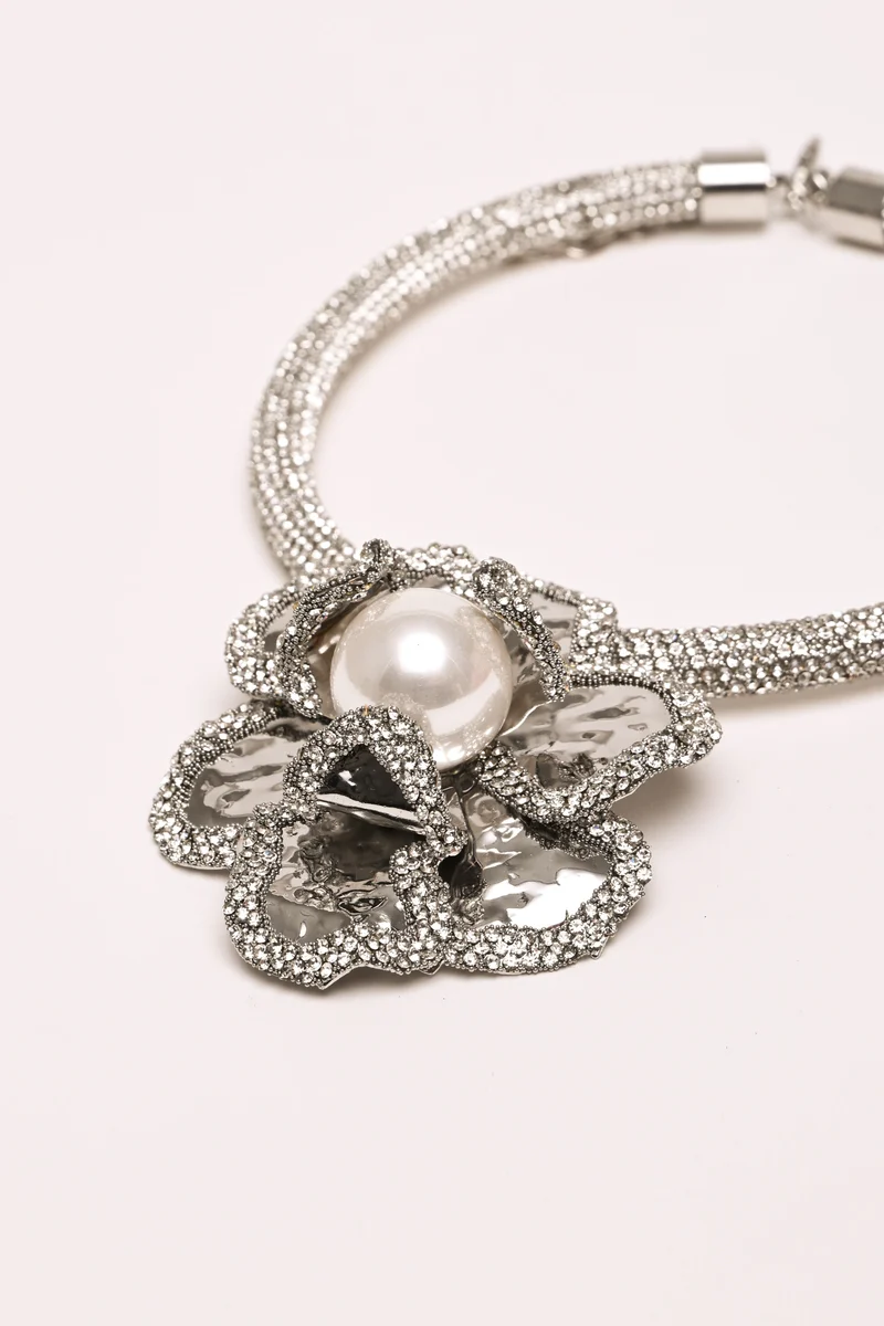Collana con fiore macro e strass