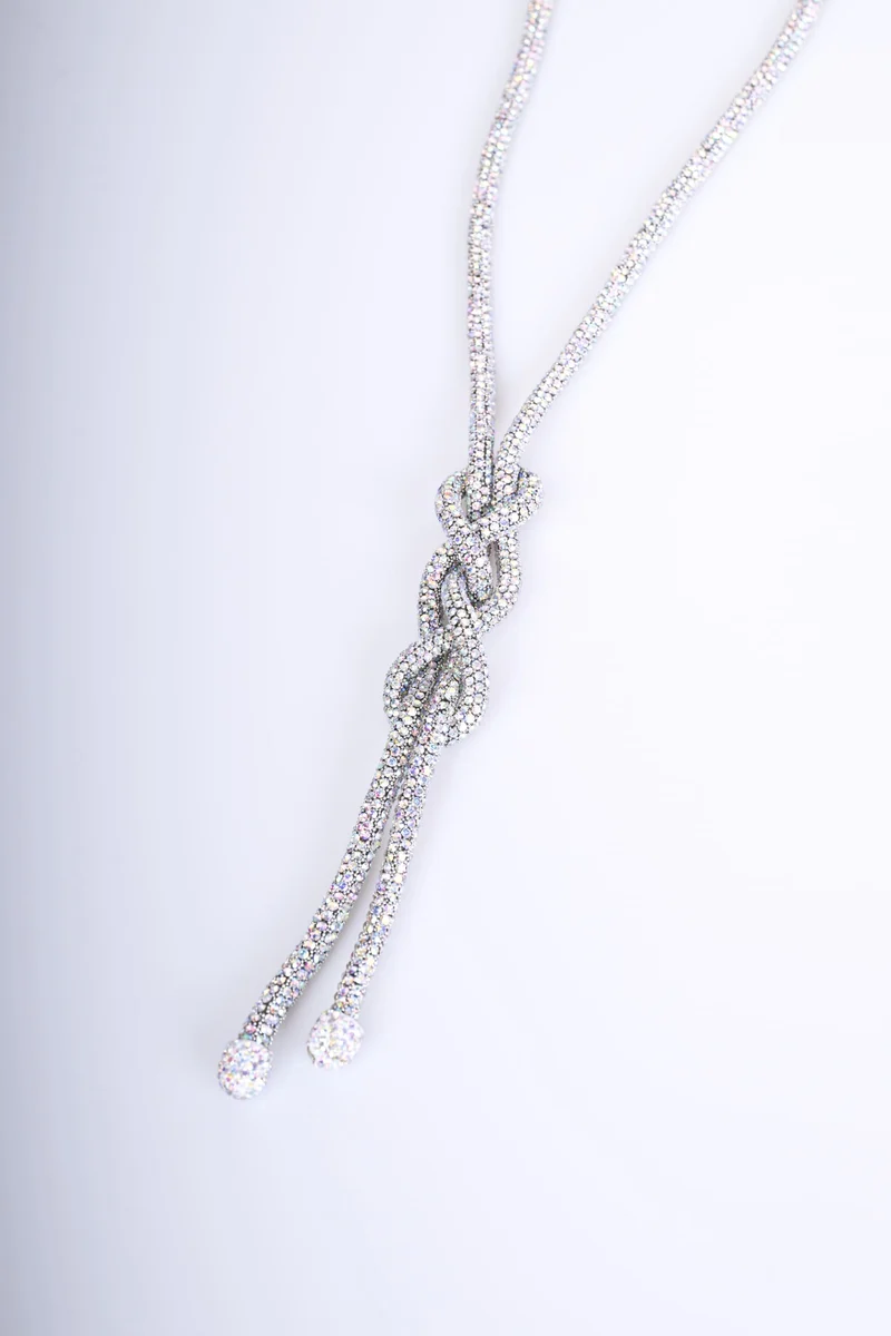 Collana lunga con nodo intrecciato