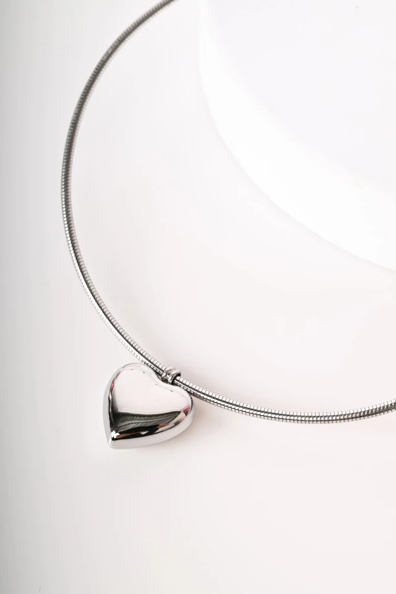Collana rigida con pendente a cuore