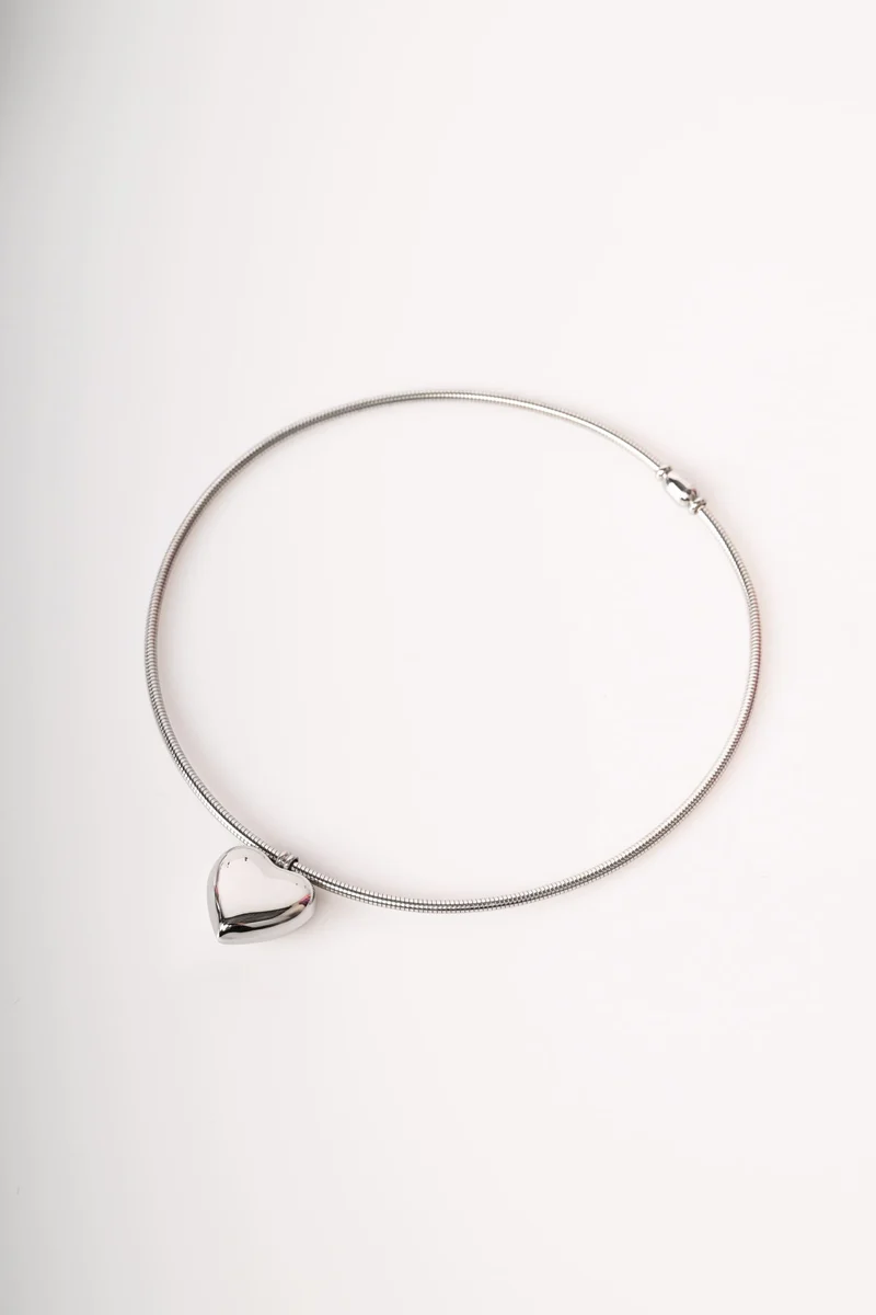 Collana rigida con pendente a cuore