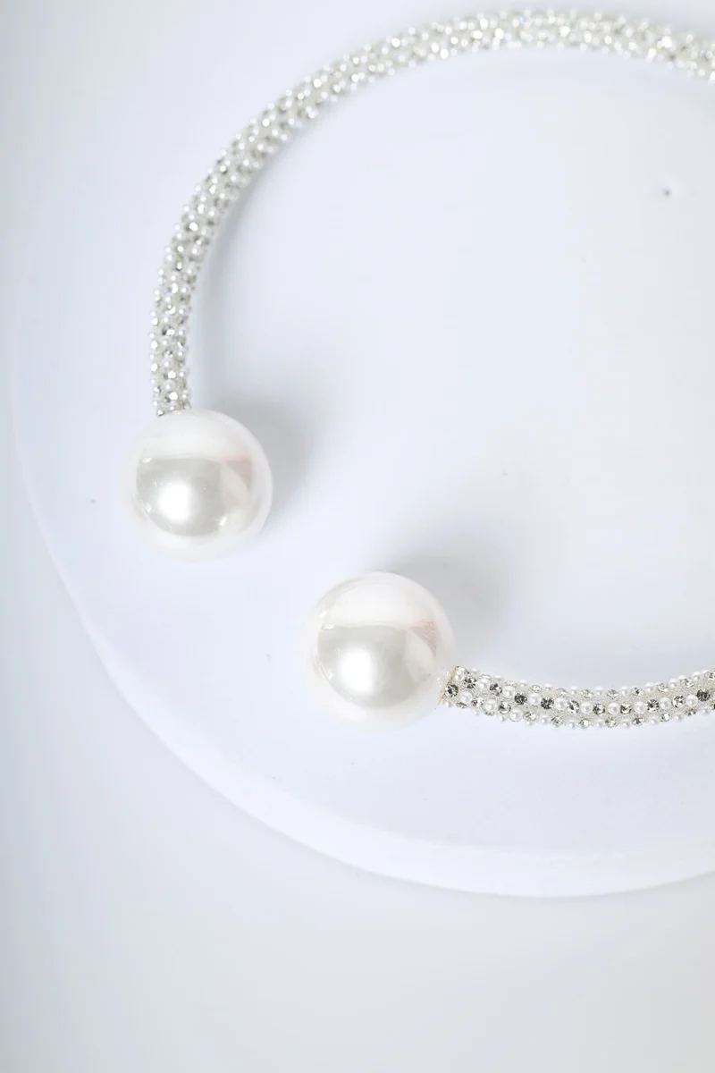 Collana rigida con perle