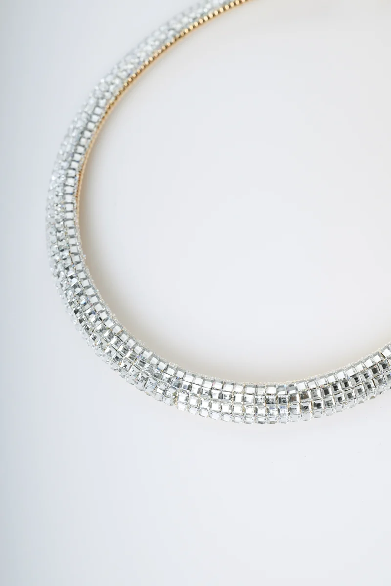 Collana rigida con strass