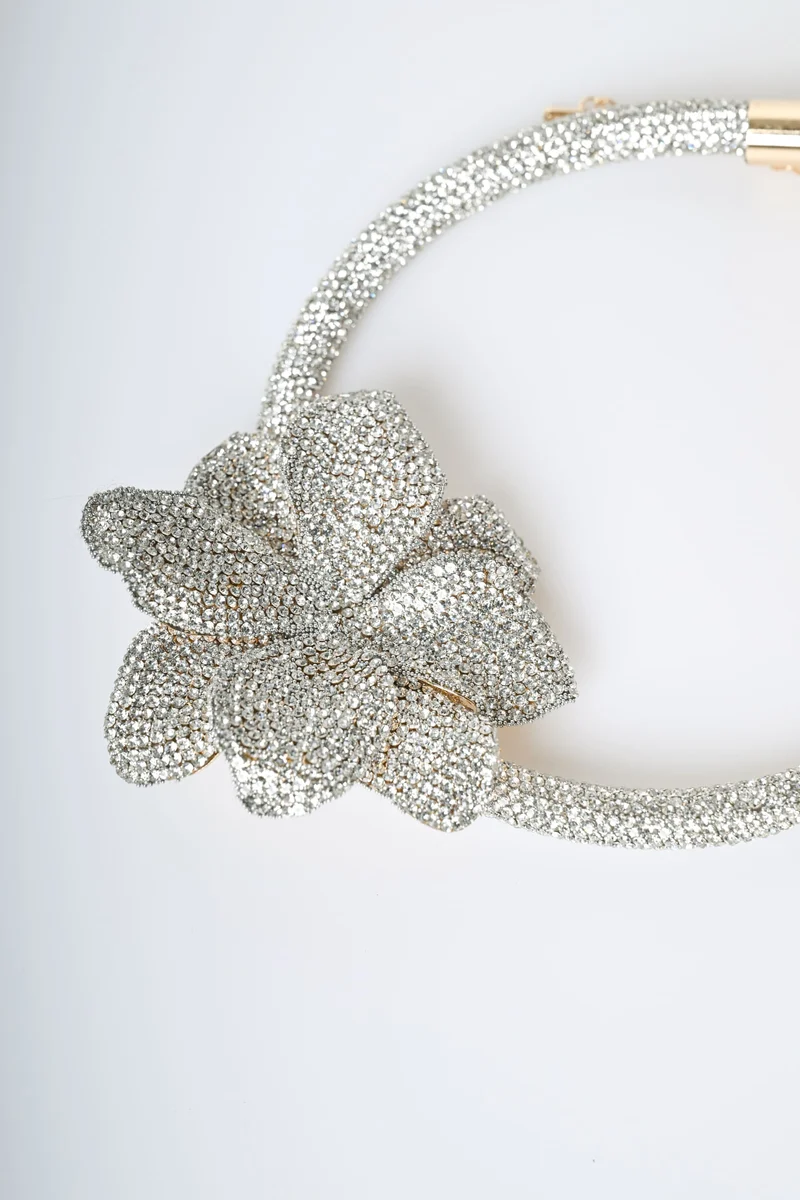 Collana rigida in strass con fiore