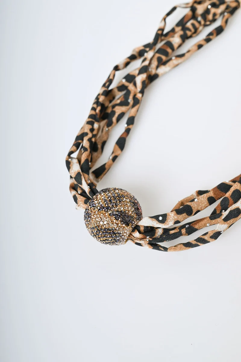 Collana in tessuto animalier con sfera