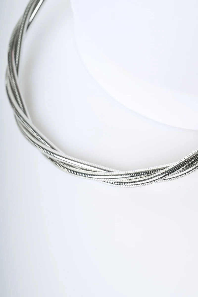 Collana a tre fili attorcigliati
