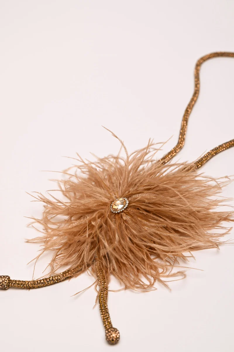 Collana lunga con piume