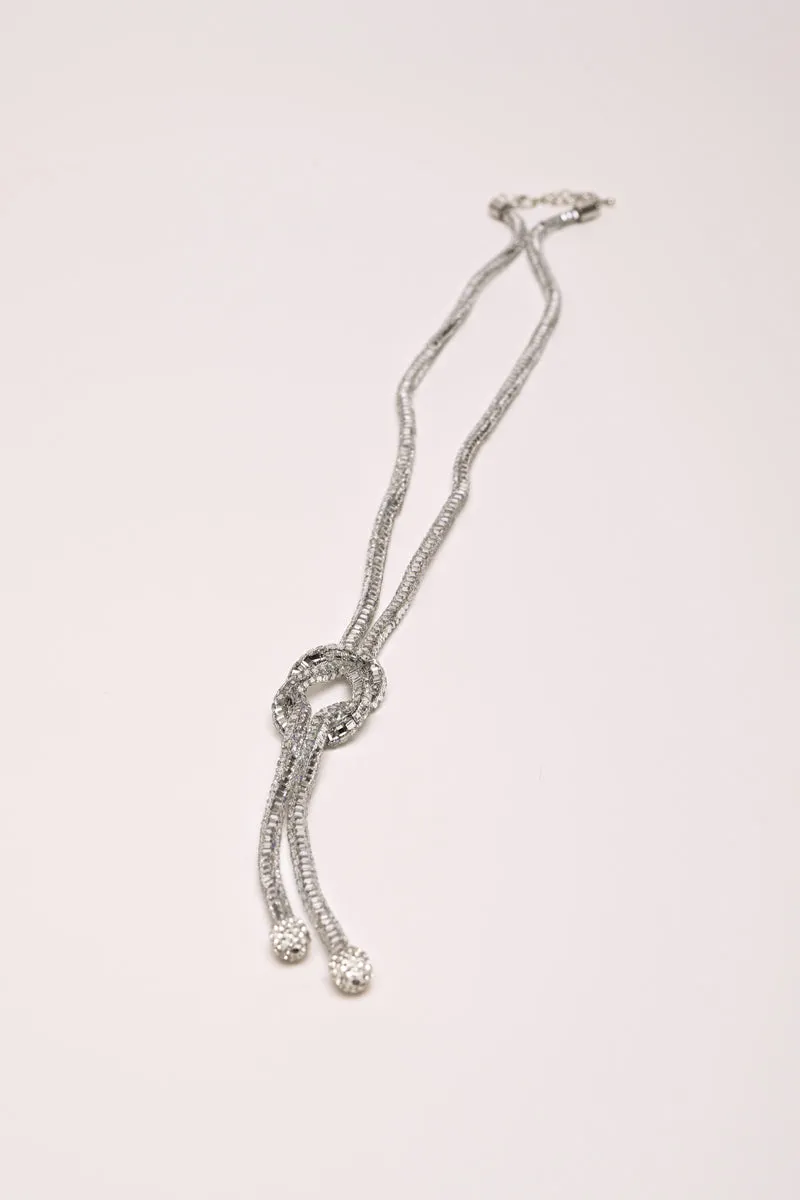 Collana lunga con strass e nodo