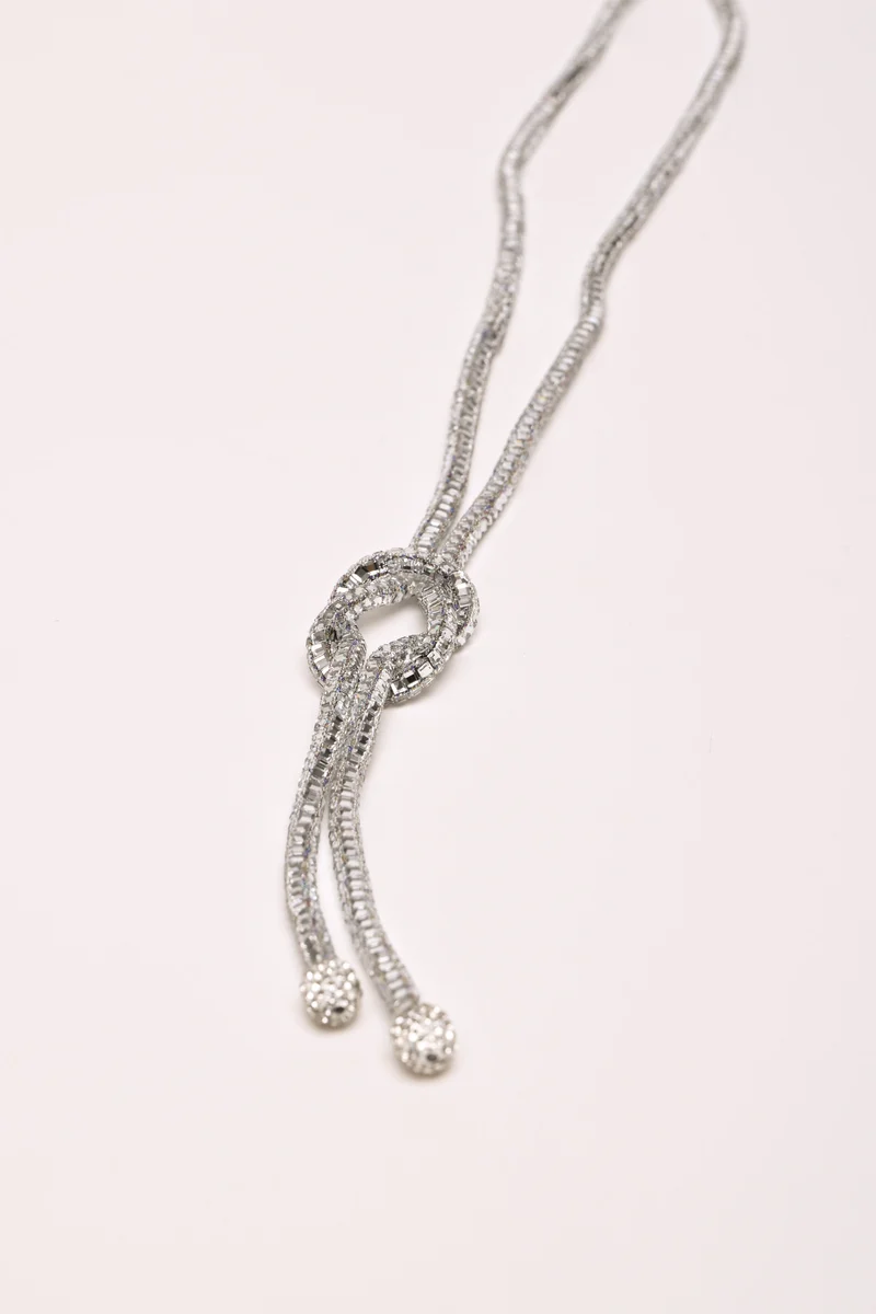Collana lunga con strass e nodo