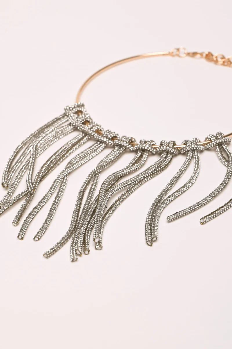 Collana con fili pendenti in strass