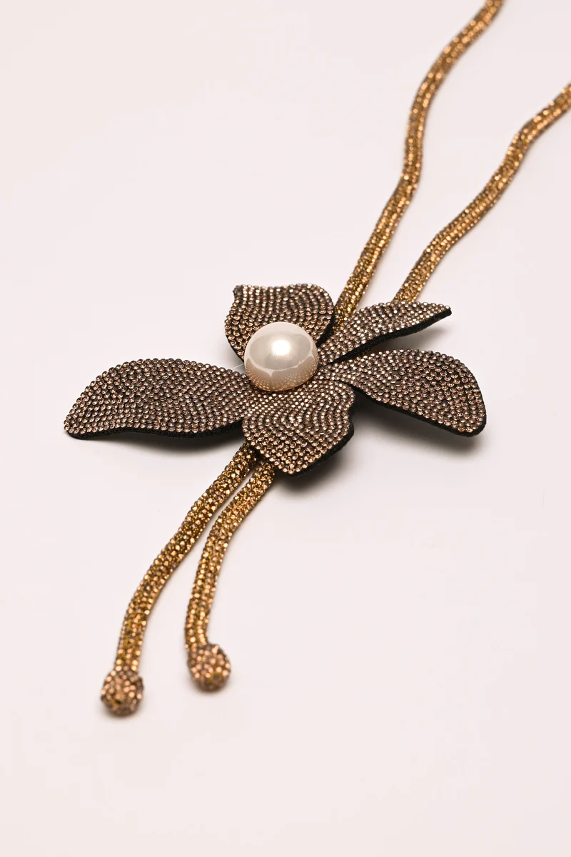 Collana lunga con fiore e perla