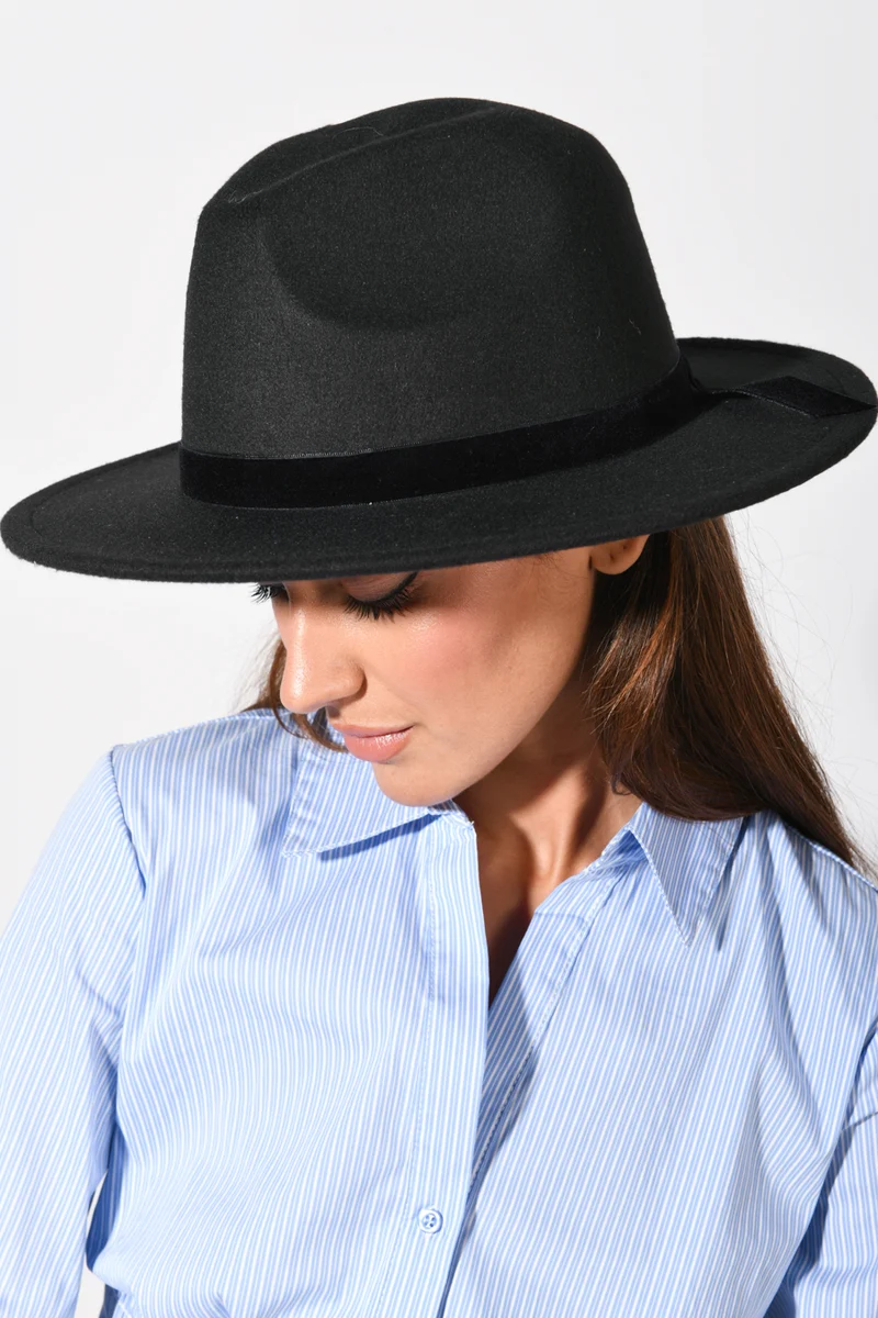 Cappello con cinturino in gros-grain