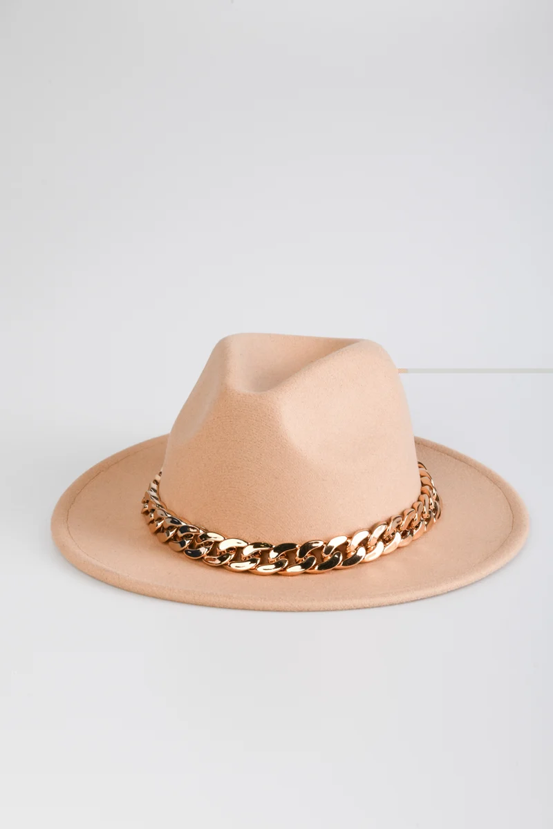 Cappello con catena decorativa