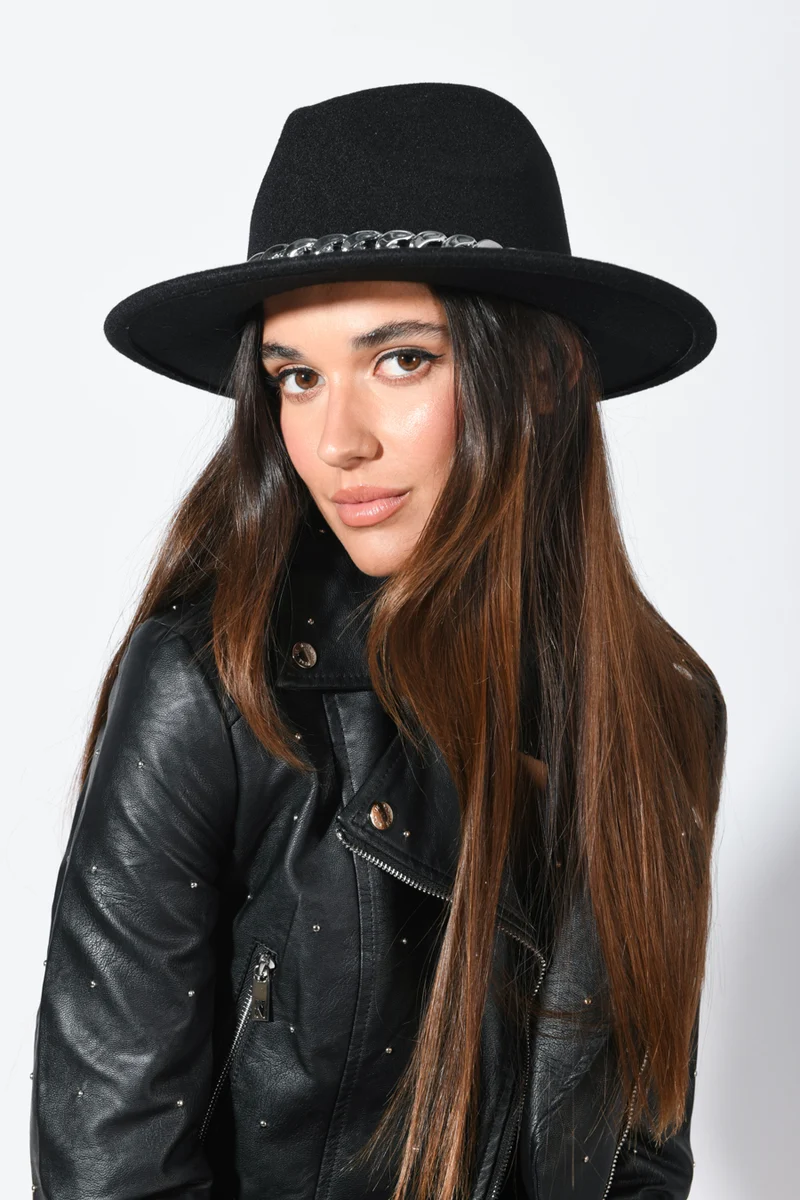 Cappello con catena decorativa