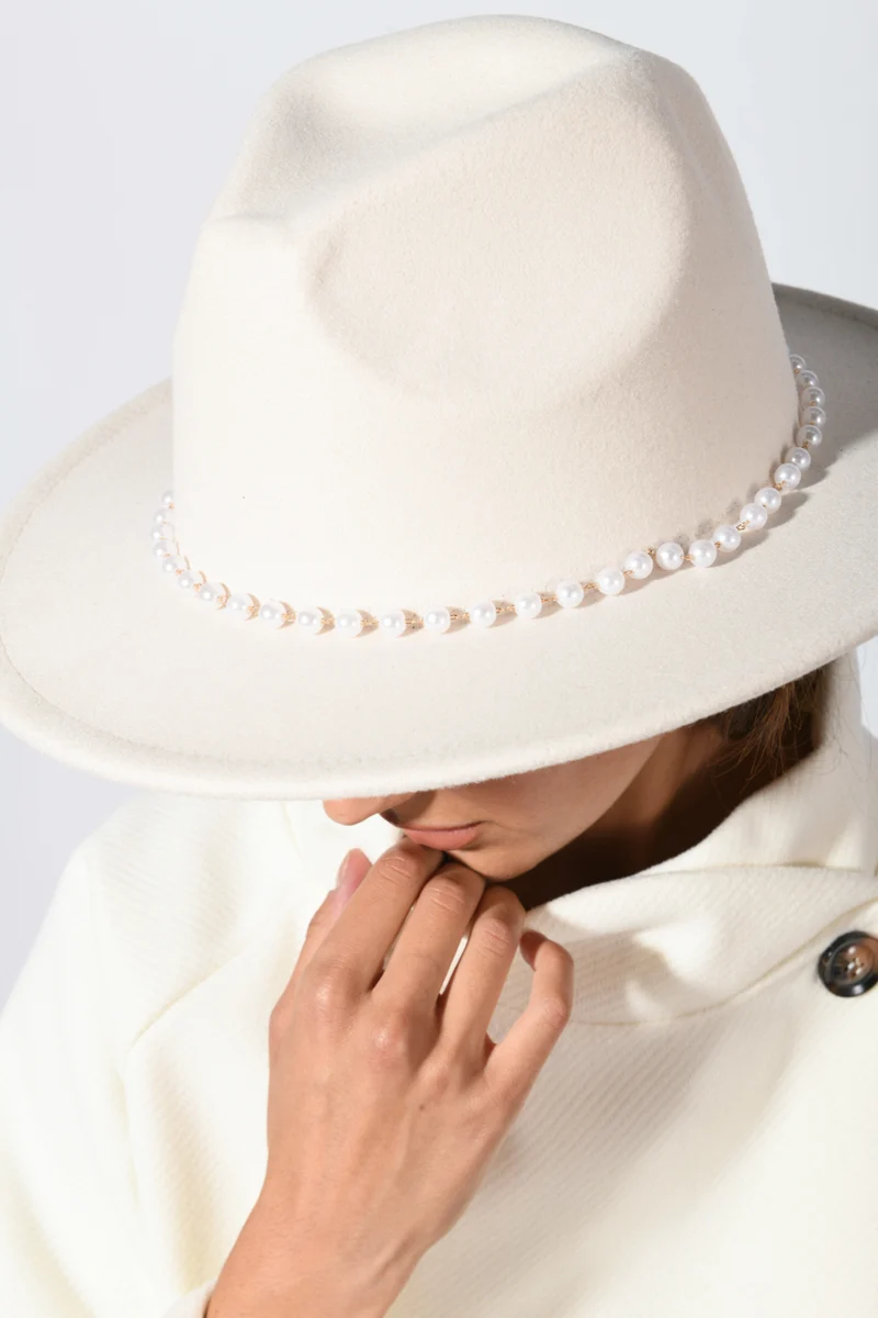 Cappello con cinturino in perle