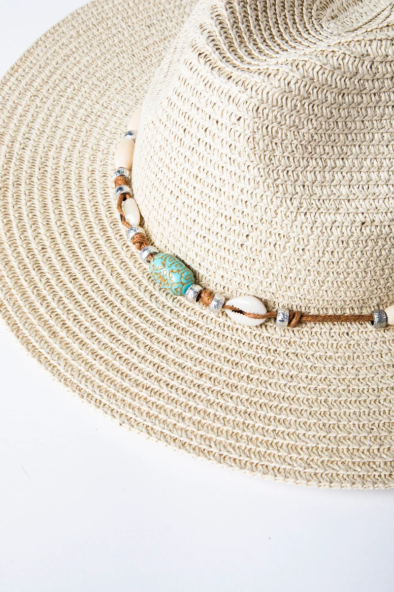 Cappello in paglia con cinturino decorativo