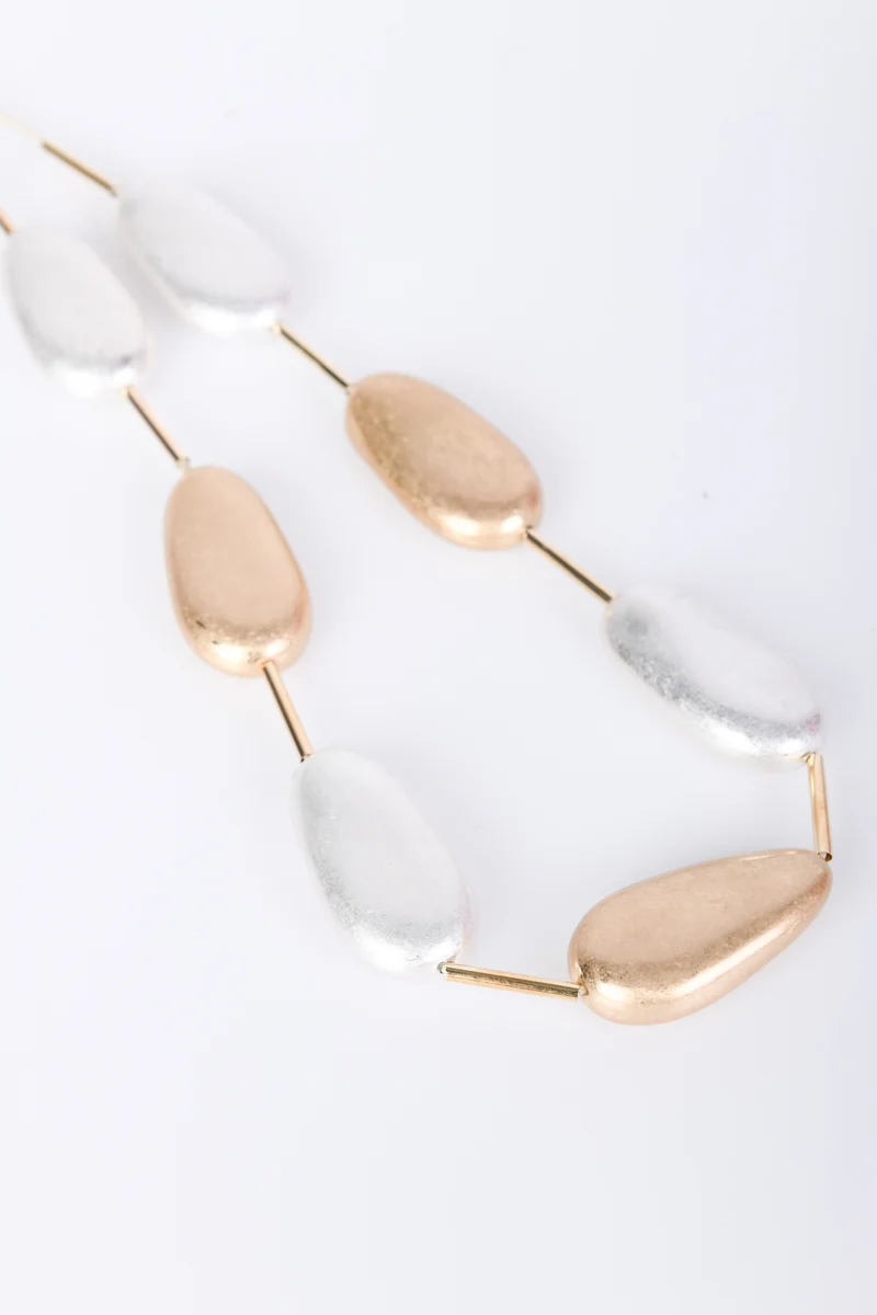Collana lunga con pendenti a goccia