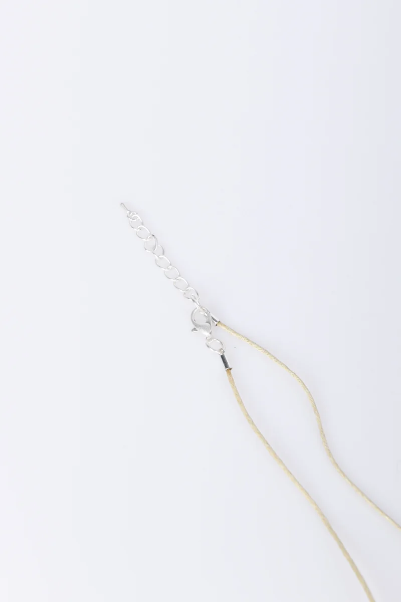 Collana lunga con pendenti a goccia