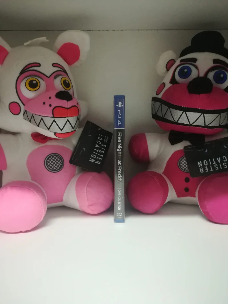Five Nights at Freddy's Core Collection Playstation 4 +2 PELUCHE FNAF