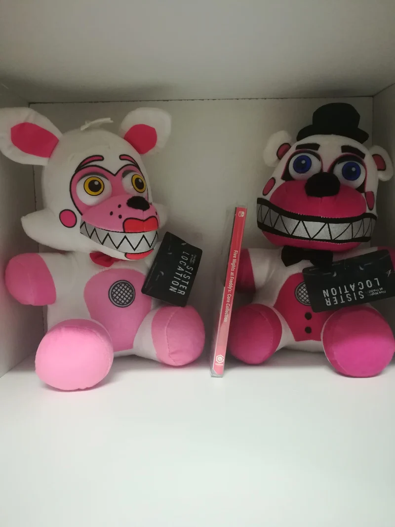 Five Nights at Freddy's Core Collection Nintendo Switch +2 peluche FNAF