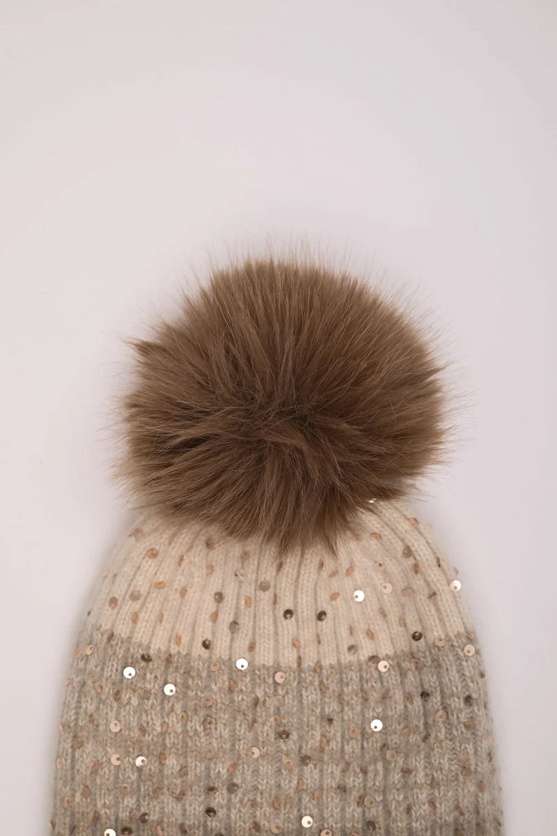 Berretto color-block con paillettes e pompon