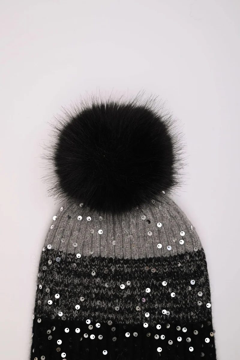 Berretto color-block con paillettes e pompon
