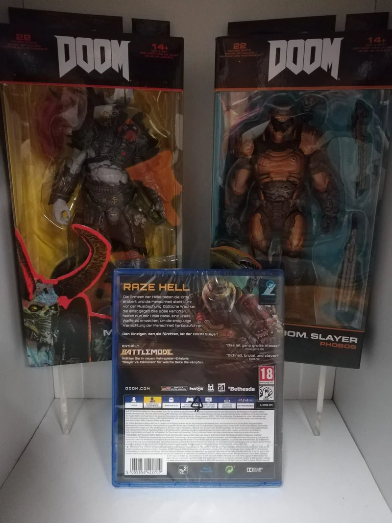 DOOM ETERNAL PS4 + 2 FIGURE DOOM (MARAUDER)(DOOM SLAYER)