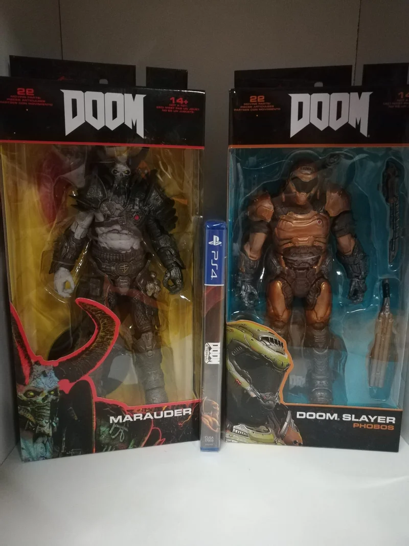 DOOM ETERNAL PS4 + 2 FIGURE DOOM (MARAUDER)(DOOM SLAYER)