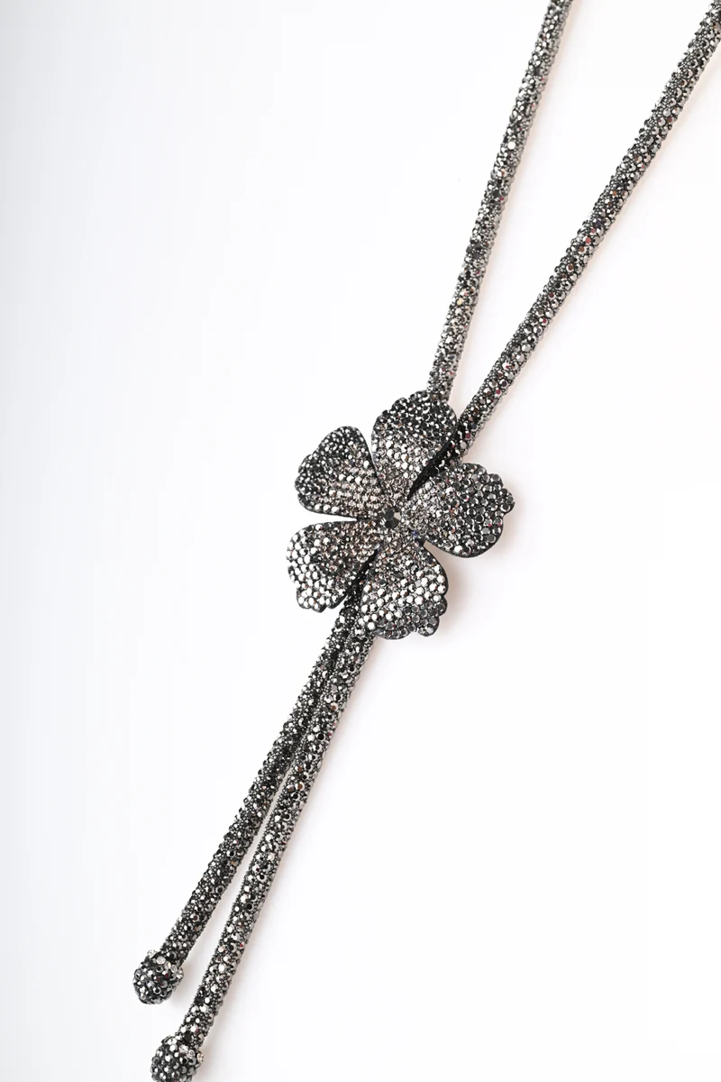 Collana lunga con fiore