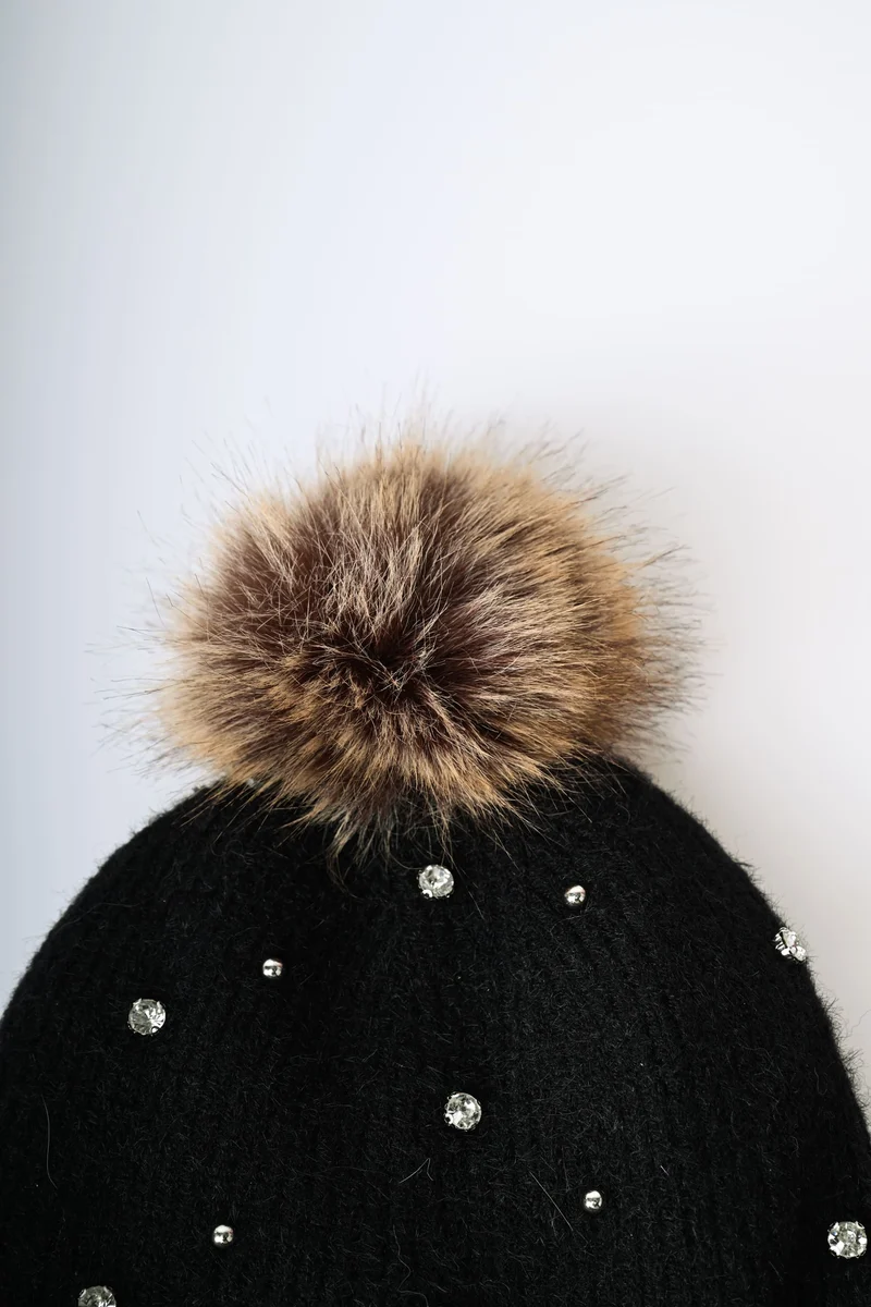 Berretto con pompon e strass