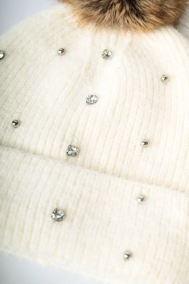 Berretto con pompon e strass