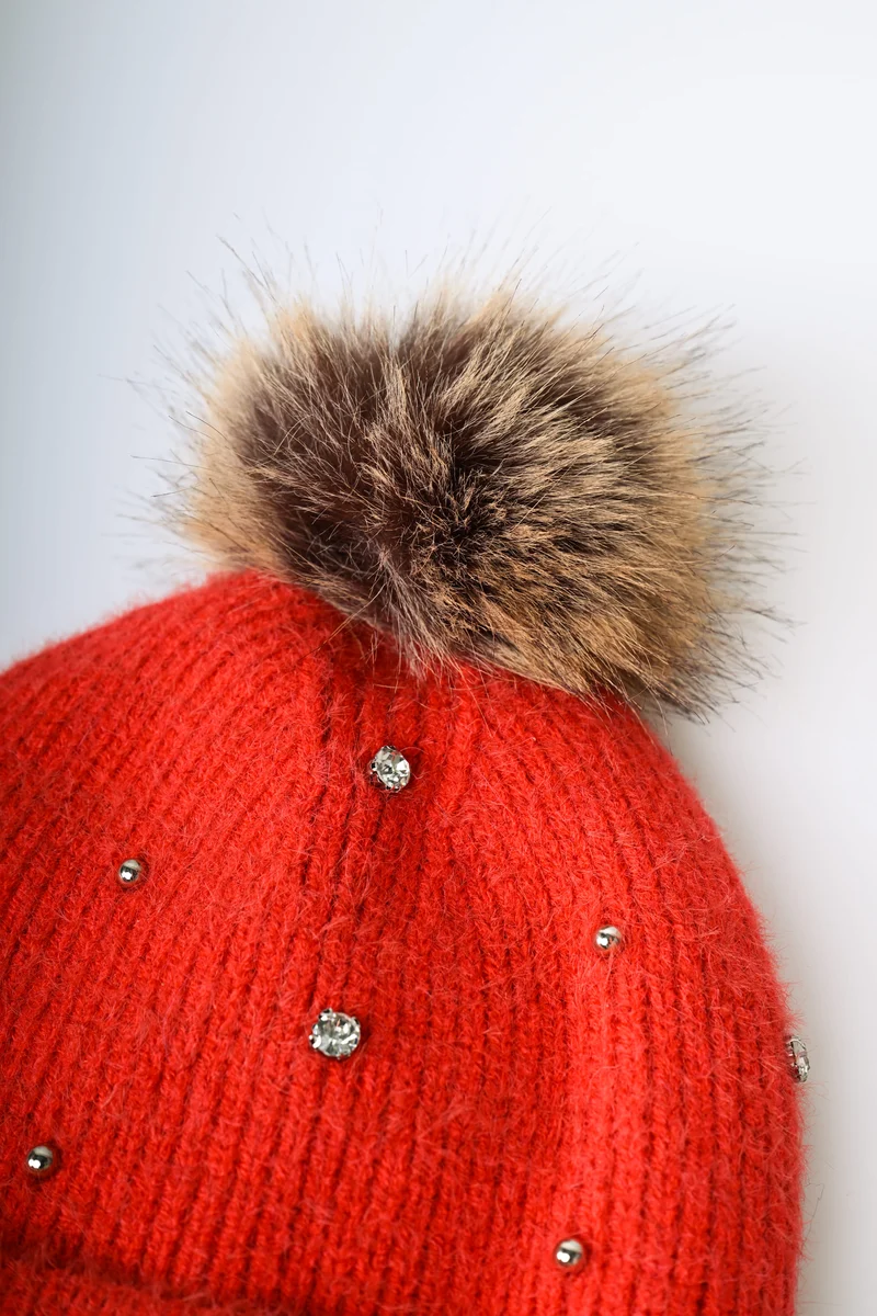 Berretto con pompon e strass
