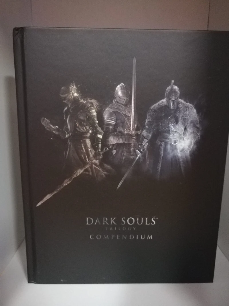 DARK SOULS TRILOGY COMPENDIUM GUIDA (usata)(e rovinato leggermente solo l'involucro esterno come da foto)