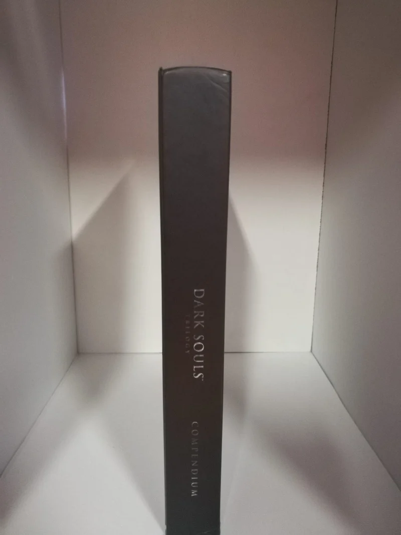 DARK SOULS TRILOGY COMPENDIUM GUIDA (usata)(e rovinato leggermente solo l'involucro esterno come da foto)