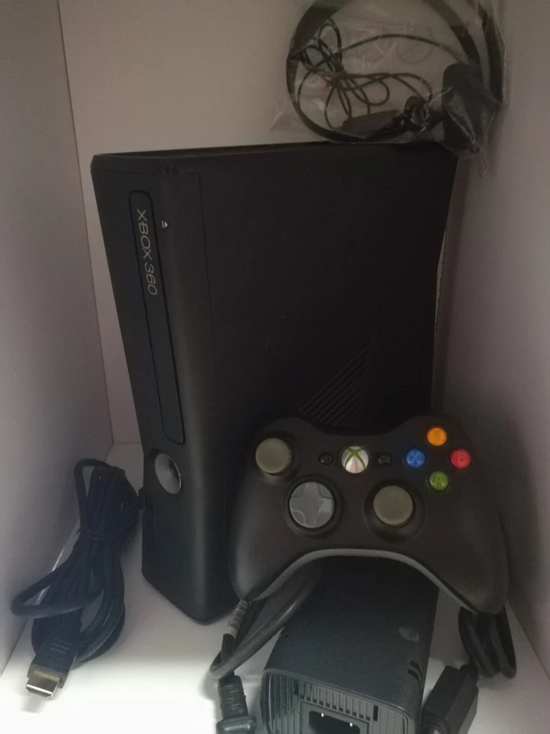 CONSOLE XBOX 360 NERO OPACO 4GB COMPLETA (usato garantito)