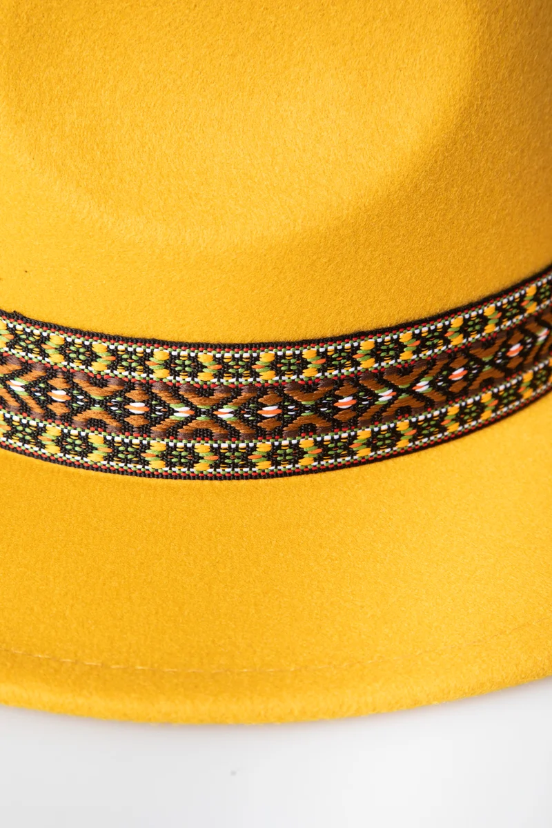 Cappello con cinturino etnico