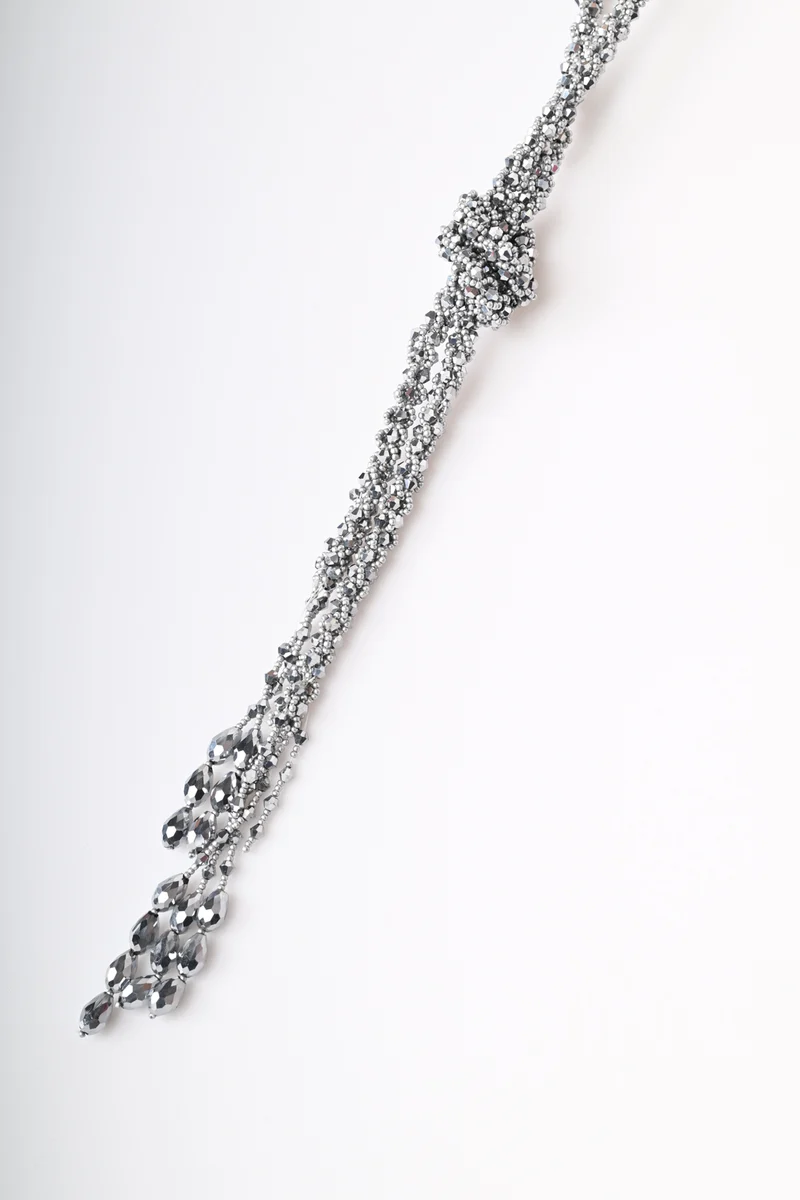 Collana lunga con perline e nodo
