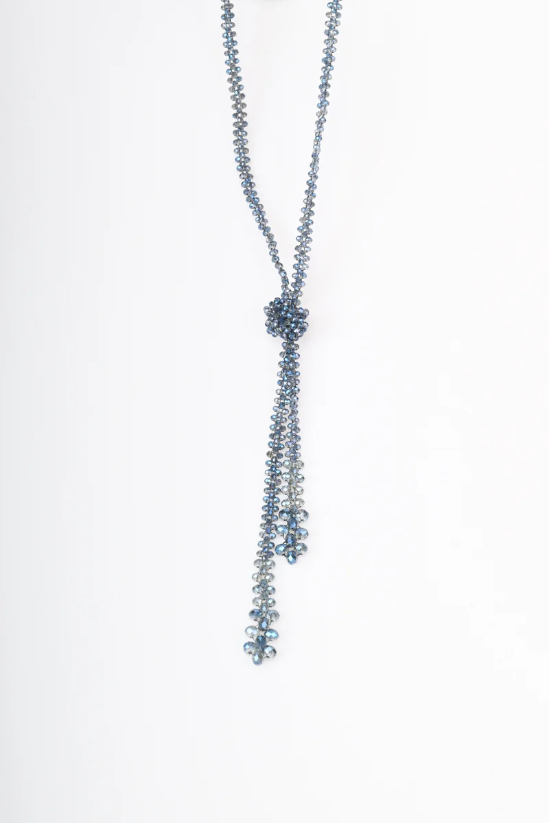 Collana lunga con perline e nodo
